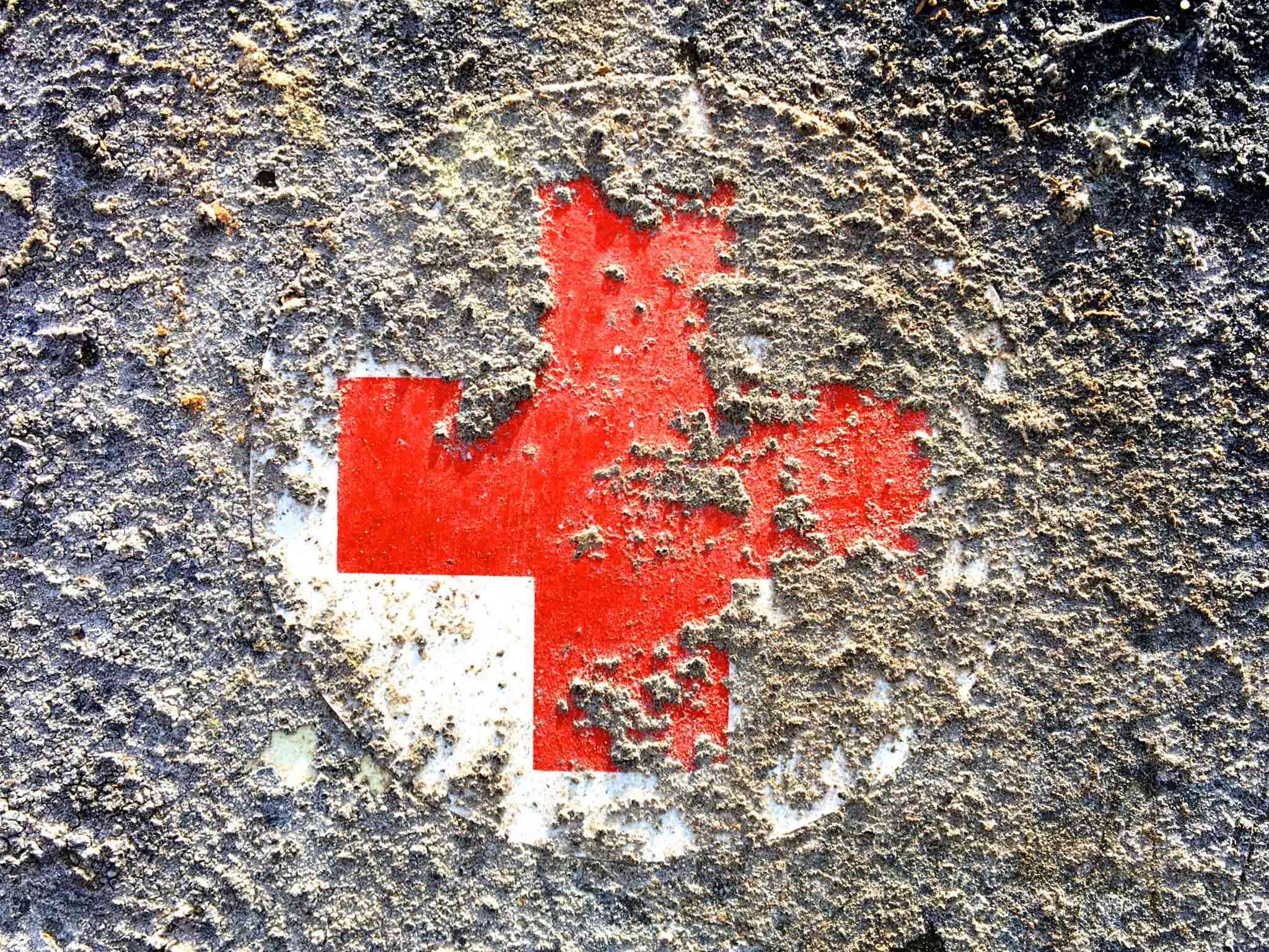 Rotes Kreuz mit Patina